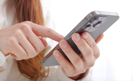 写真：スマホで予約する